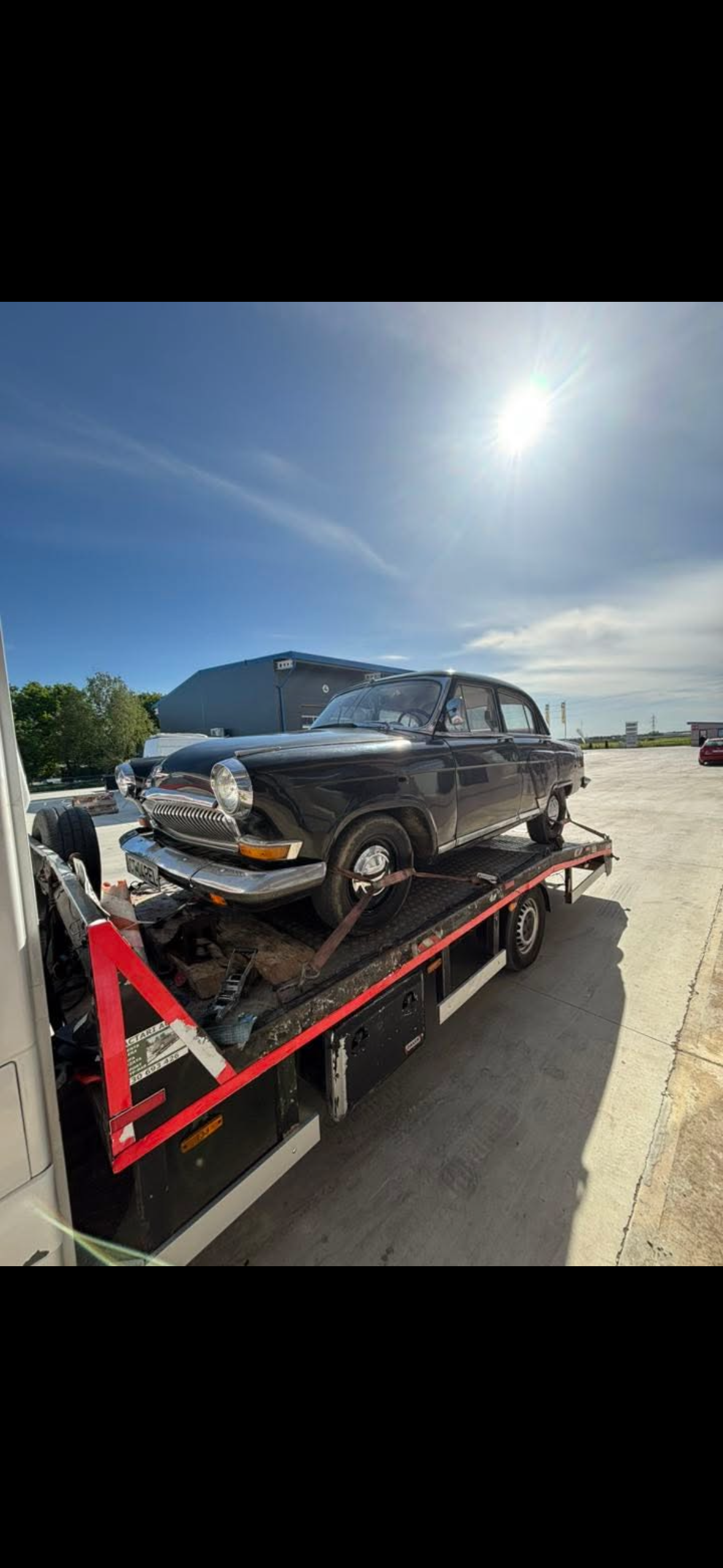 Masina clasica transportata pe platforma